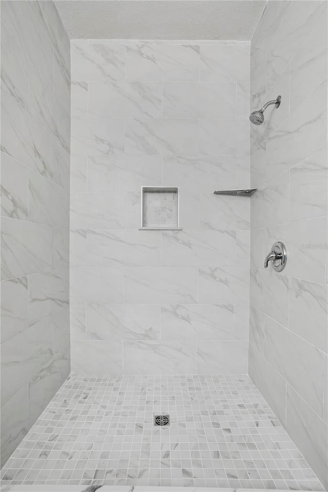 bathroom featuring tiled shower