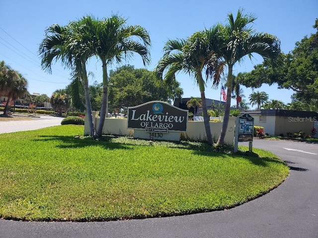 community / neighborhood sign featuring a yard