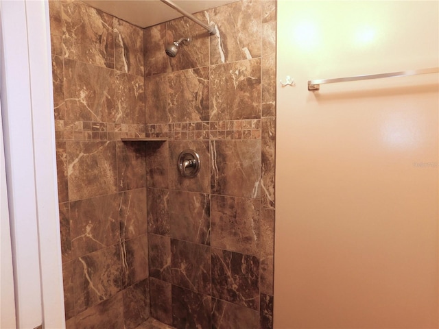 bathroom featuring tiled shower