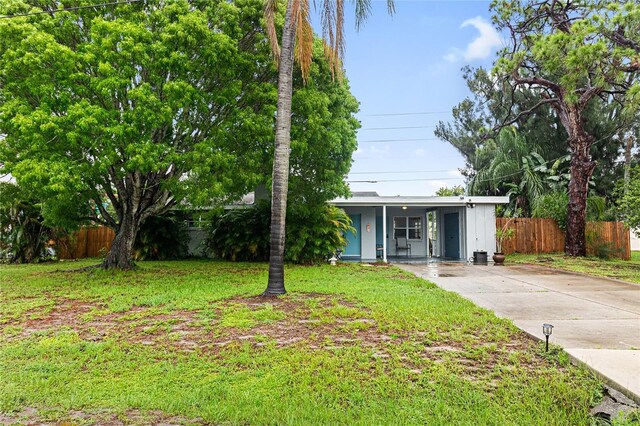 ranch-style home featuring a front lawn and a porch