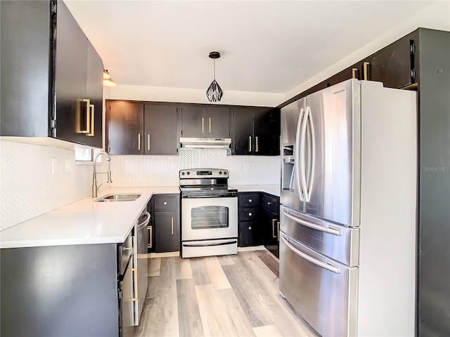 kitchen with sink, hanging light fixtures, light hardwood / wood-style flooring, stainless steel fridge, and electric stove