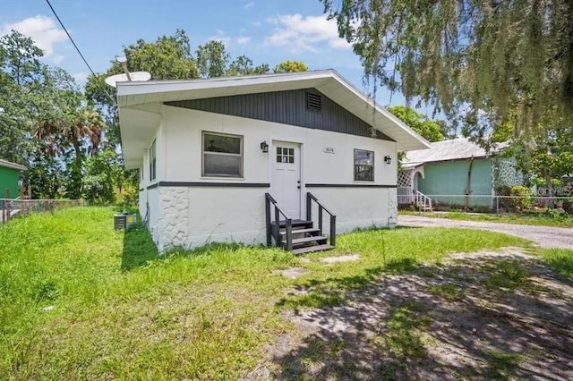 view of front of property with a front yard