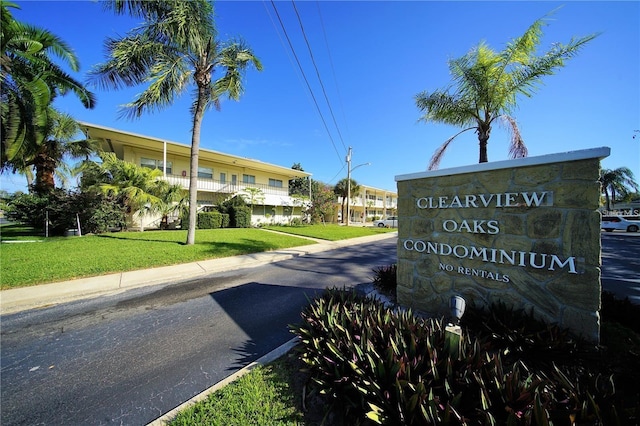 community sign with a lawn