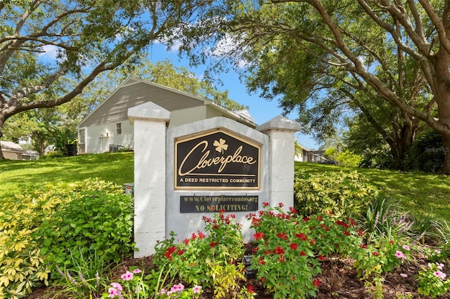 community sign featuring a lawn