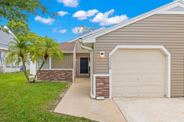 view of front of house featuring a front lawn and a garage