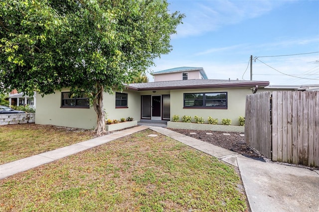 view of front of house featuring a front yard