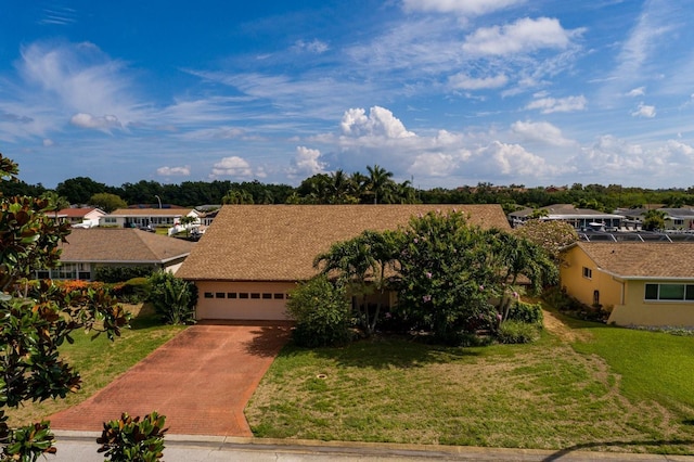 view of front of property featuring a front yard