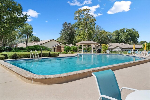 view of swimming pool