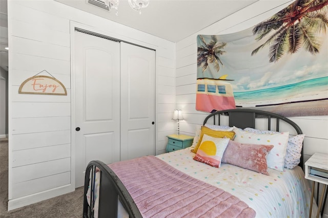 bedroom featuring carpet flooring and a closet