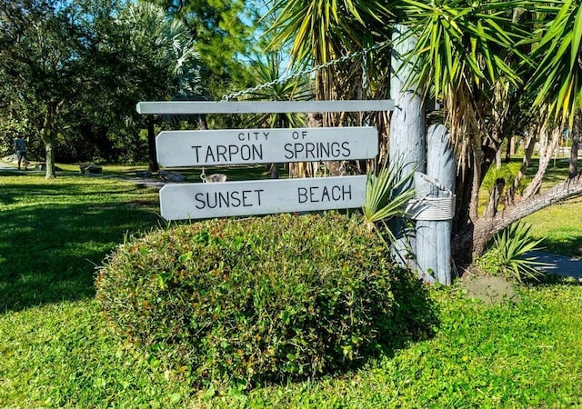 community sign featuring a yard