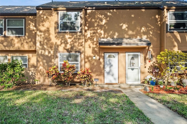 view of front of property with a front yard