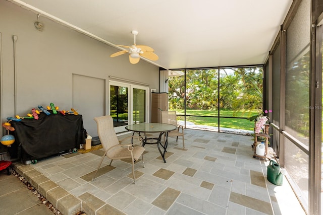 sunroom with ceiling fan