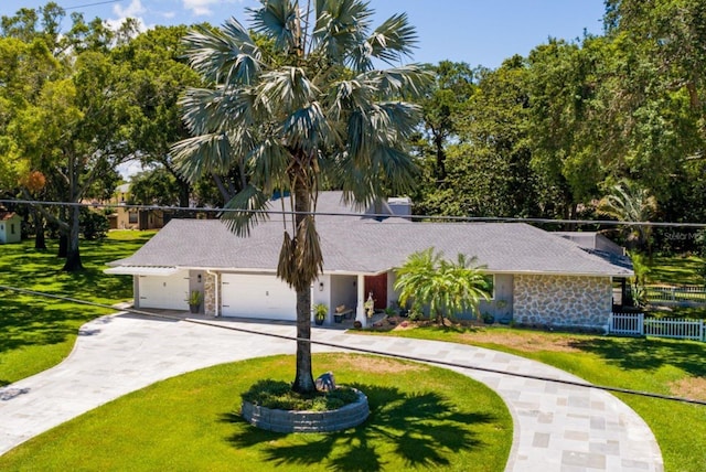 view of front facade featuring a garage and a front yard