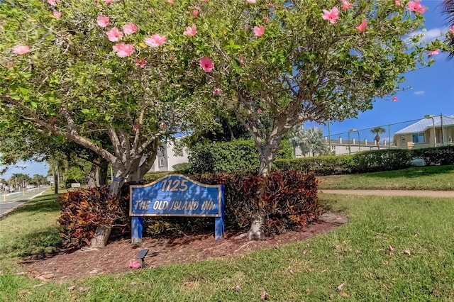 community sign featuring a yard