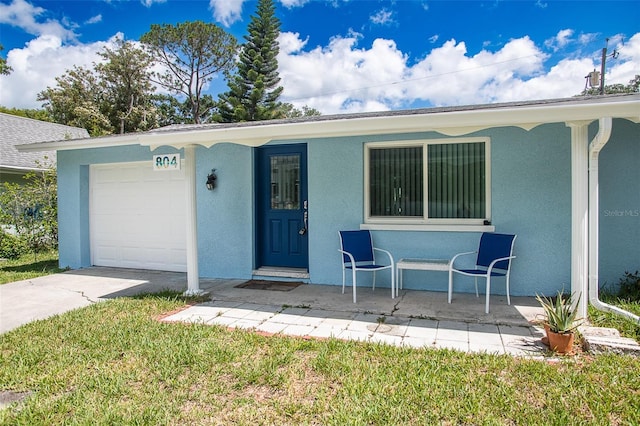 view of front of property featuring a garage and a front lawn