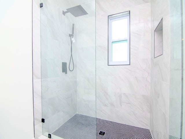 bathroom featuring a tile shower