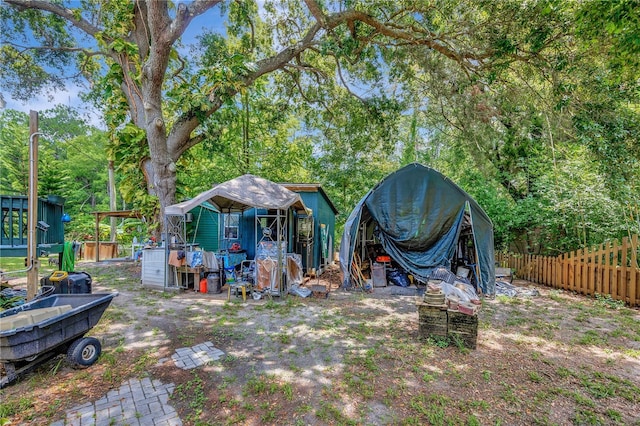 view of yard with an outbuilding