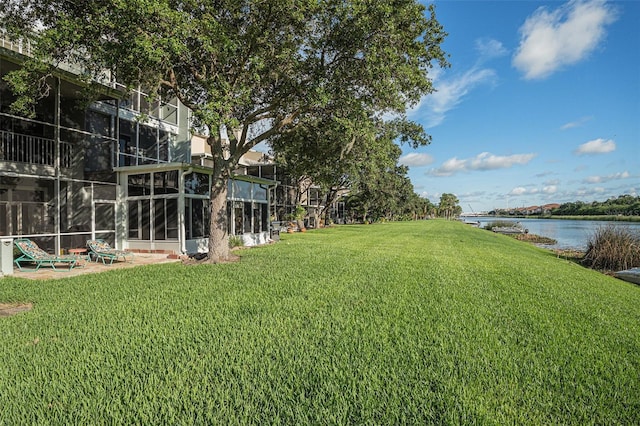 view of yard featuring a water view