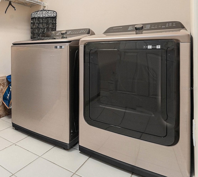 laundry room with tile patterned floors and independent washer and dryer