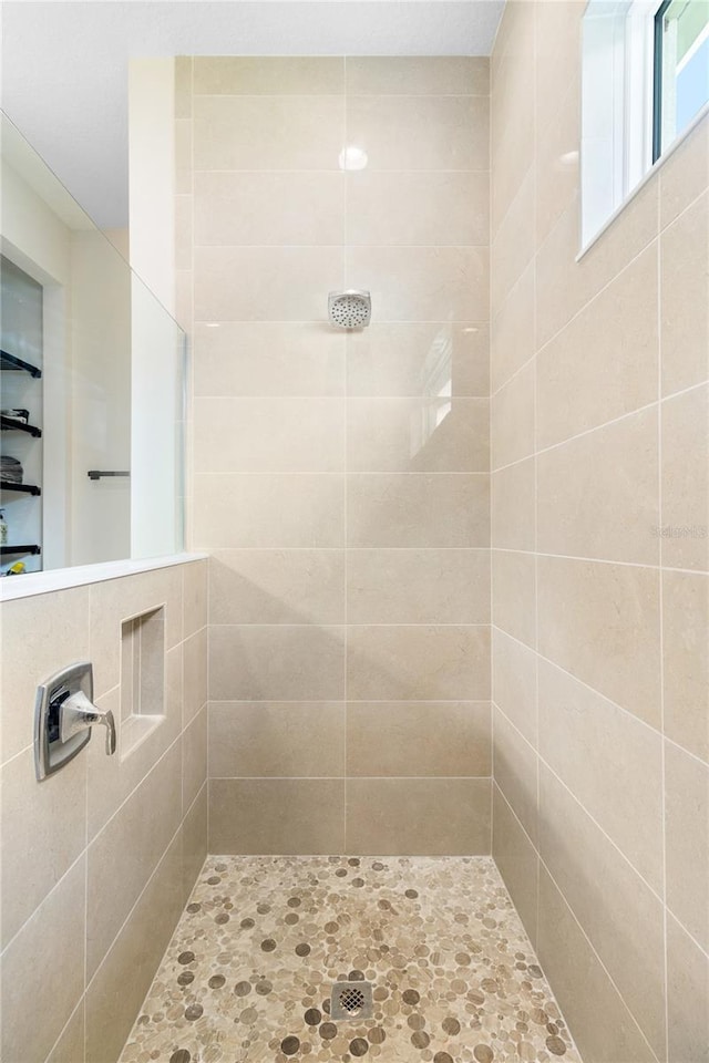 bathroom featuring a tile shower