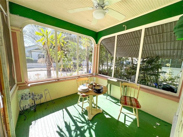 sunroom / solarium featuring ceiling fan