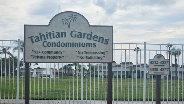 community sign with a lawn