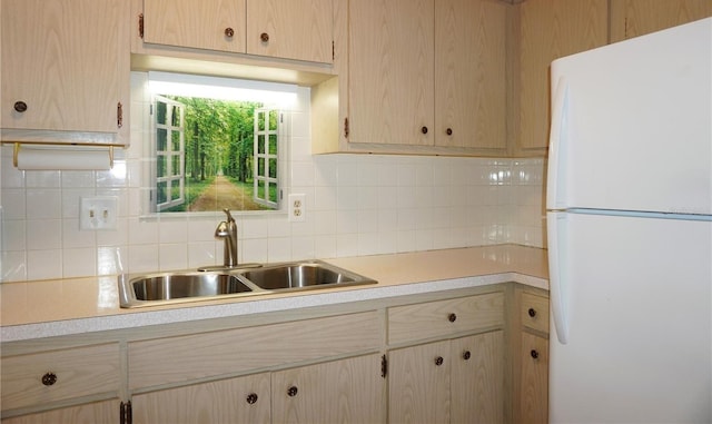 4349 Tahitian Gardens Cir Unit G, Holiday, FL 34691 - kitchen featuring freestanding refrigerator, a sink, light countertops, and backsplash