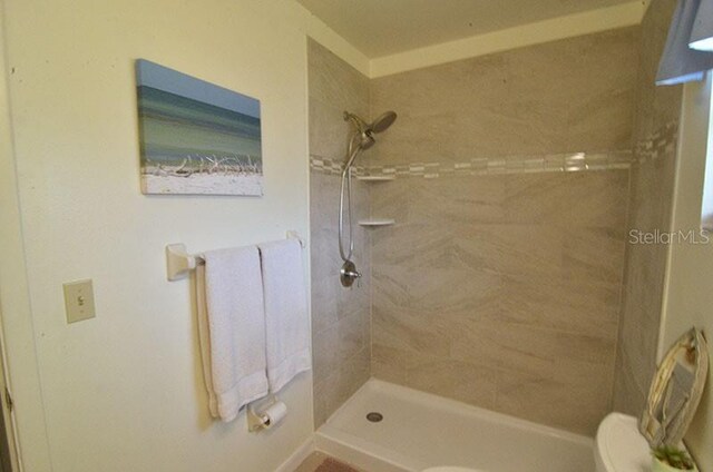 bathroom featuring tiled shower