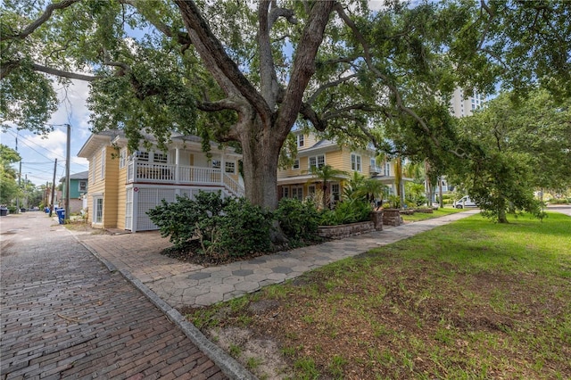 view of front of home featuring a front yard