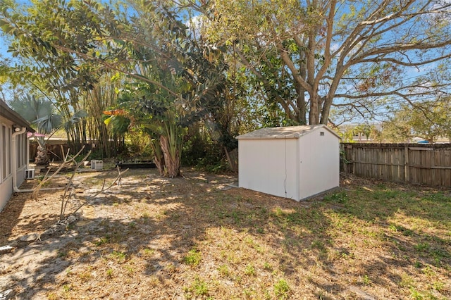 view of yard featuring a shed