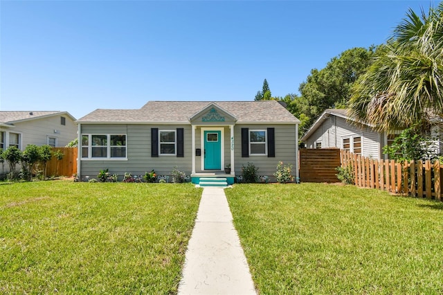 view of front of house featuring a front lawn