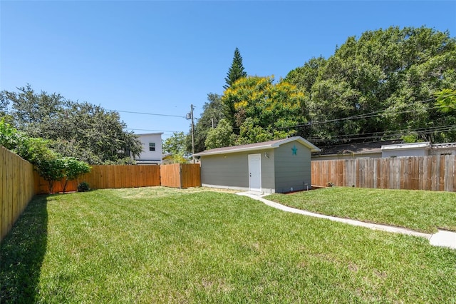 view of yard featuring an outdoor structure