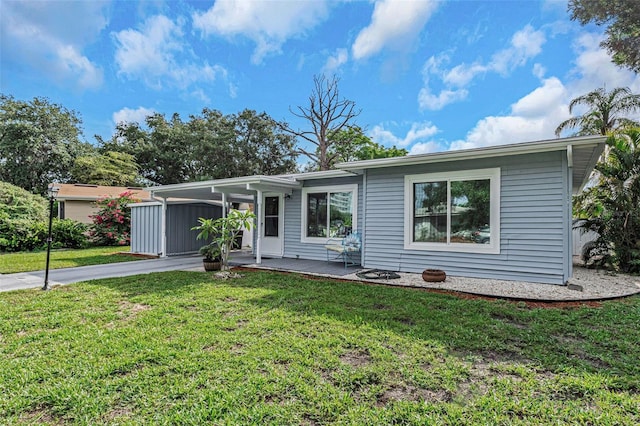 view of front facade featuring a front yard