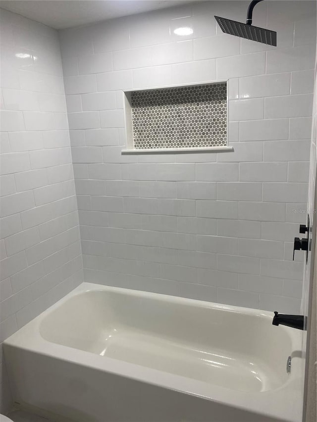 bathroom featuring tiled shower / bath combo