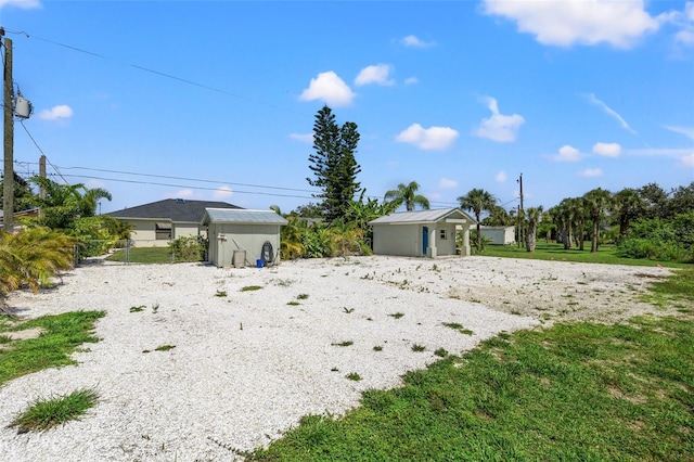 view of yard featuring a shed