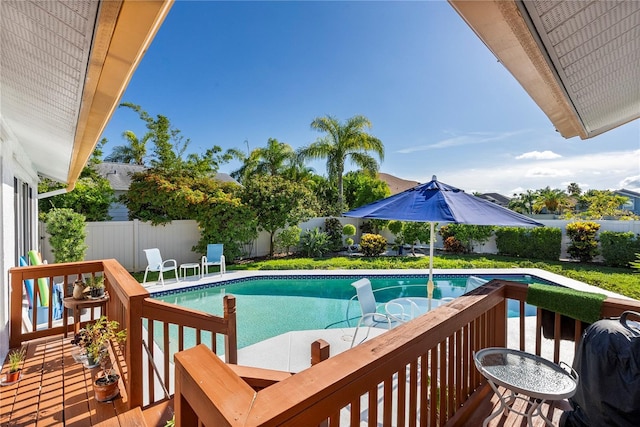 view of swimming pool