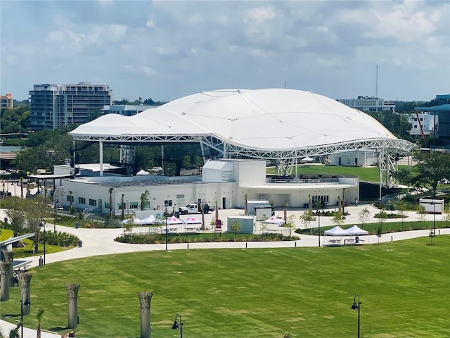 view of property's community featuring a lawn