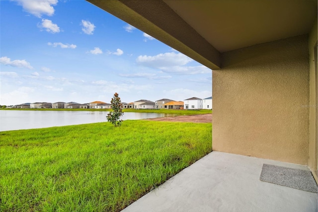 view of yard featuring a water view