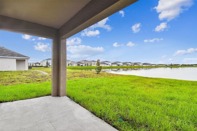 view of yard featuring a water view