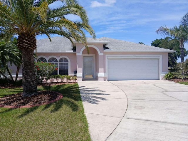 view of front facade featuring a garage and a front yard