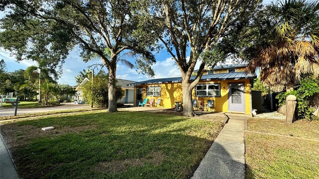 view of front facade with a front lawn