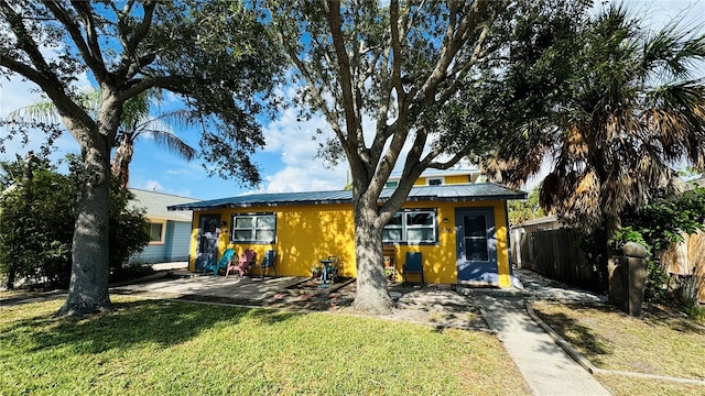 view of front of house featuring a front yard and a patio area