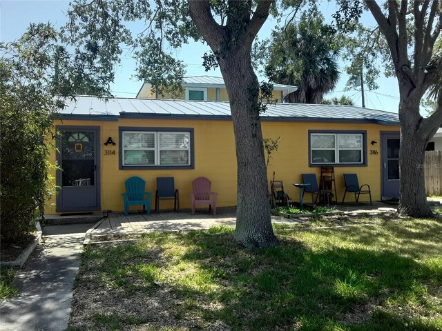 view of front of home with a front lawn