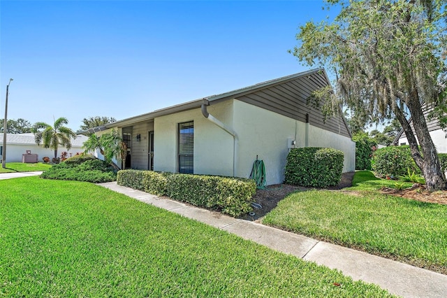 single story home featuring a front lawn