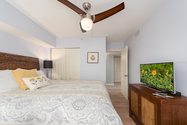 bedroom featuring light hardwood / wood-style floors, a closet, and ceiling fan