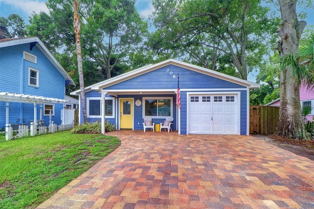 view of front of house featuring a front lawn