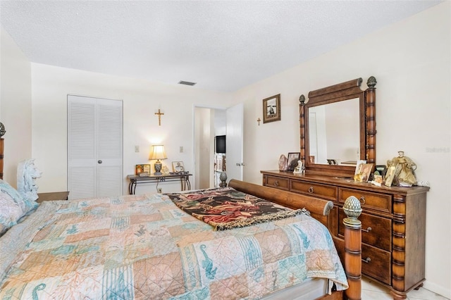 3128 59th St S Unit 214, Gulfport, FL 33707 - bedroom with a closet and a textured ceiling