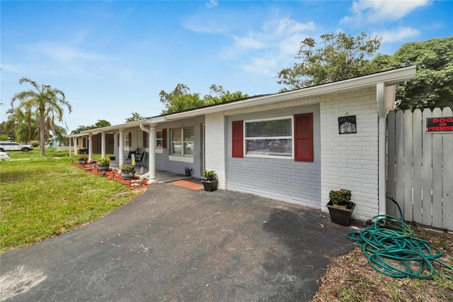 view of front facade featuring a front lawn