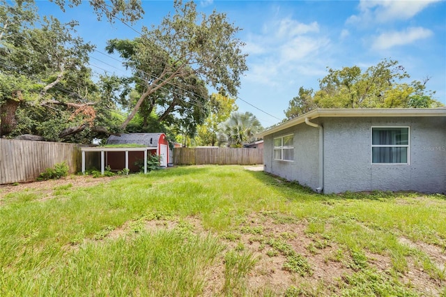 view of yard featuring a storage shed