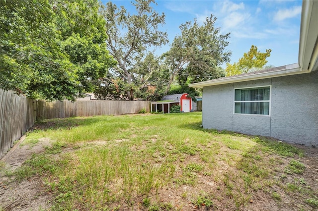 view of yard featuring a shed